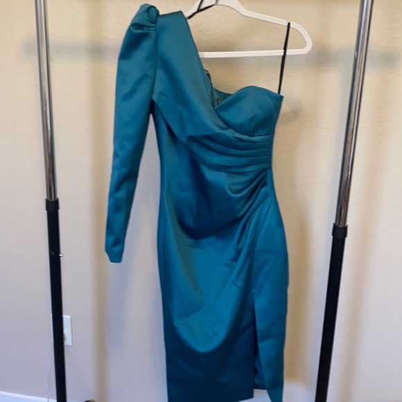 Green One Shoulder Lavish Alice NWOT - Picture 4 of 6